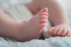 Close up of newbirn babys feet. Toes.