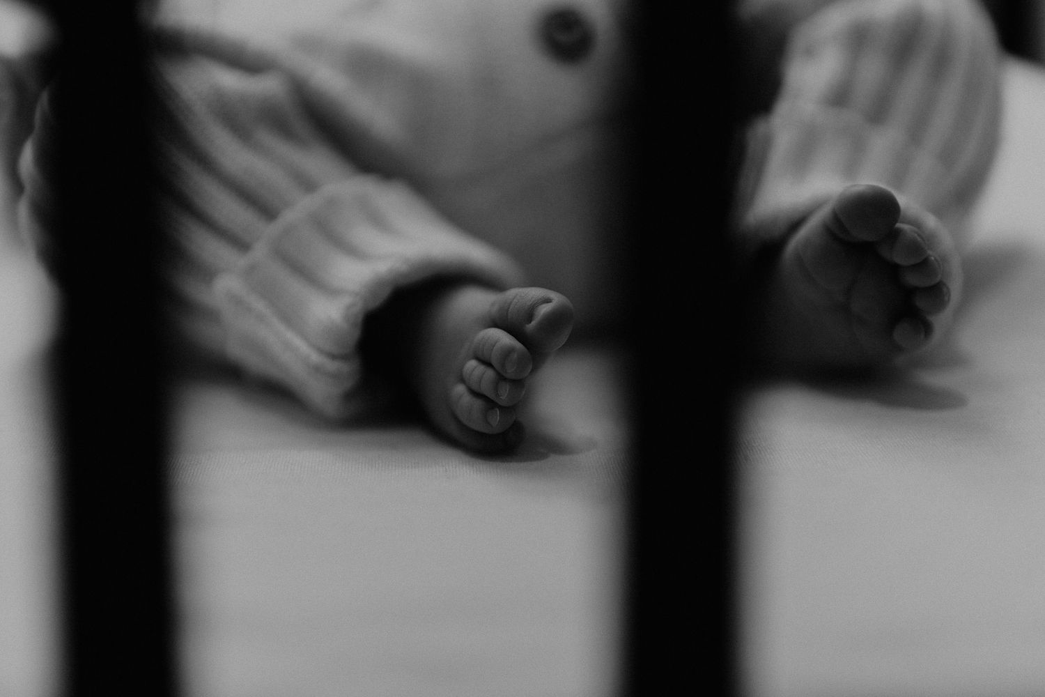 newborn baby toes in black in white photo. dallas alex marie photography.
