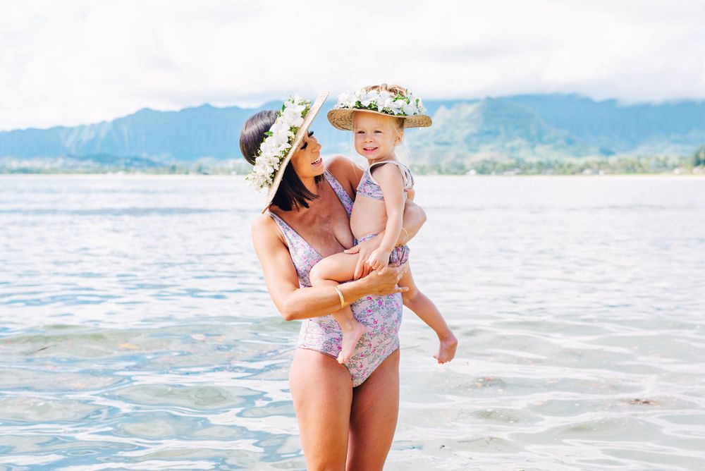 Maternity photos in Oahu with ocean and mountains backdrop.