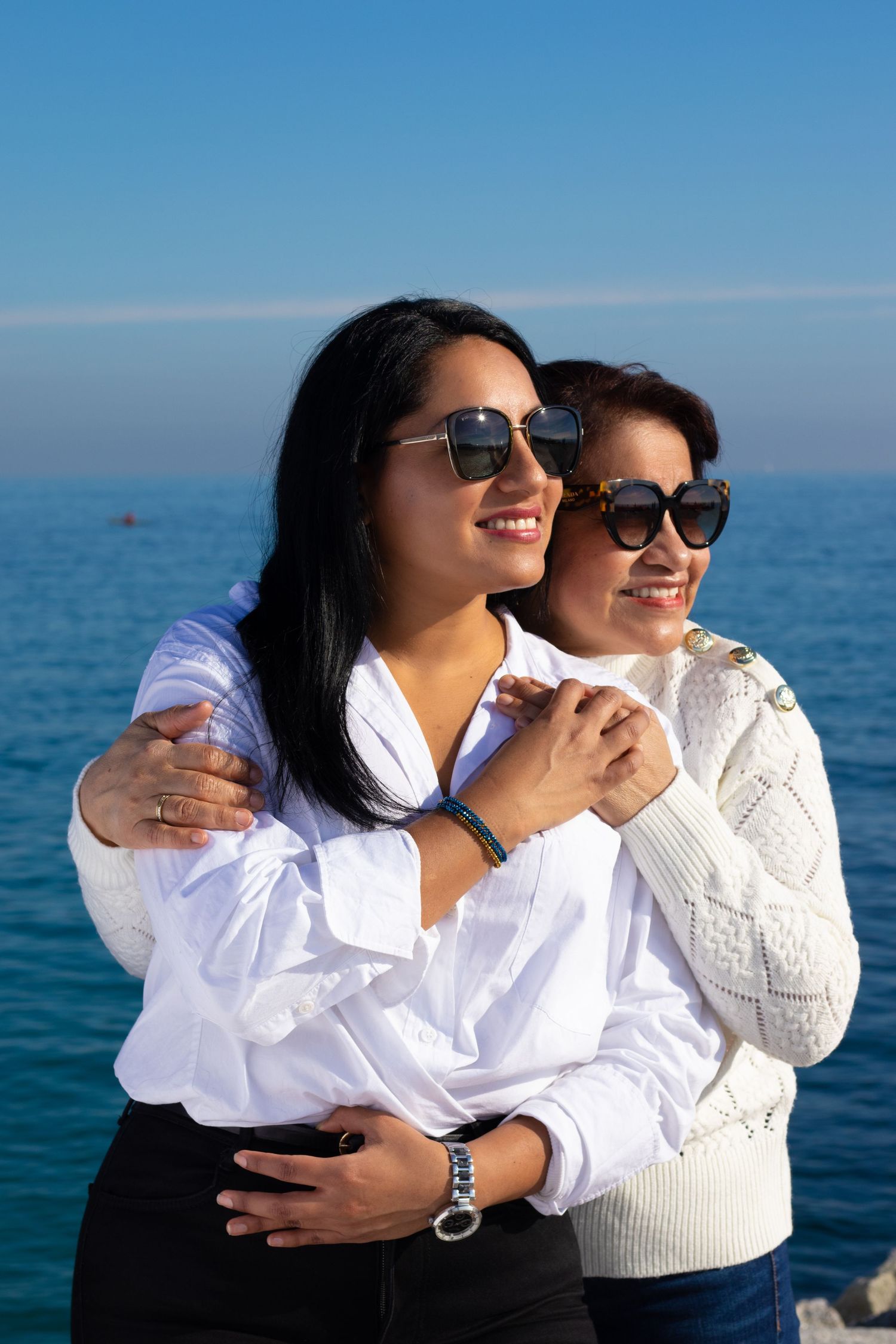 retrato de madre e hija mirando al horizonte