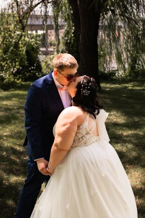 first look/first kiss/outdoor summer wedding