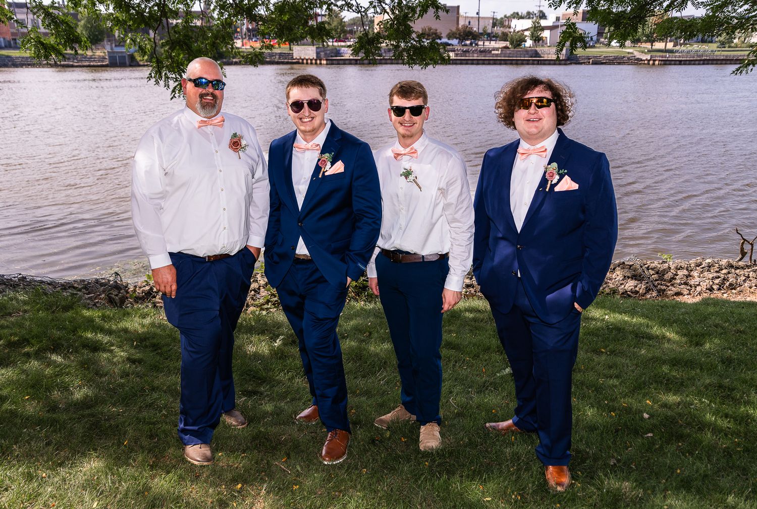 groomsmen bridal party/outdoor wedding