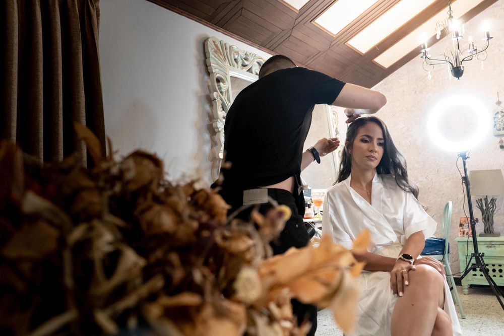 Beso de los recién casados tras la ceremonia, parte de nuestro servicio de fotografía para bodas en la región del Cesar.