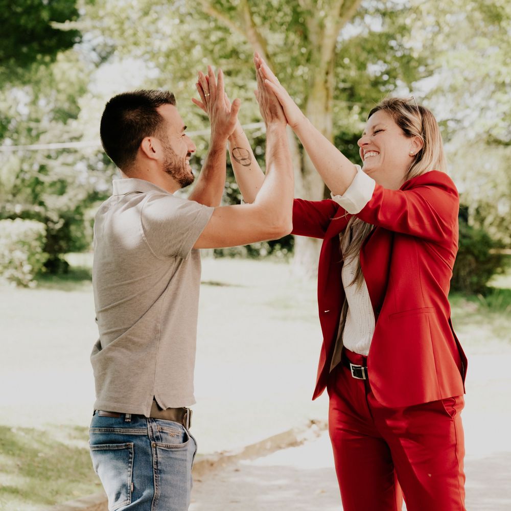 High five de 2 personnes en tenue casual chic. reportage photo entreprise toulouse.