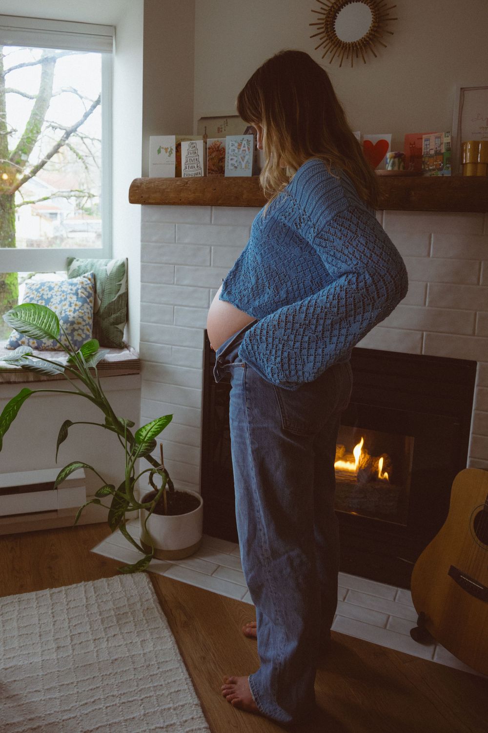 at home maternity photos with cozy and nostalgic aesthetic