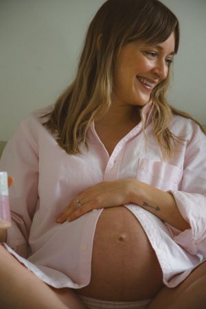 relaxed and natural maternity photo at home in your comfort zone - maternity photos near me in vancouver, bc.