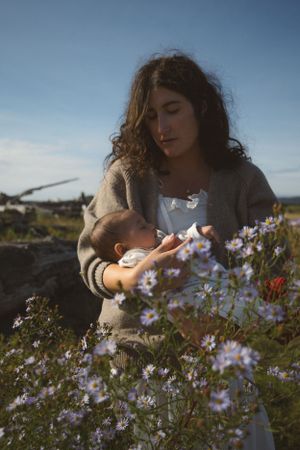 A peaceful outdoor newborn session capturing the sweetest first moments in nature. Soft light, gentle cuddles, and the love of a growing fam