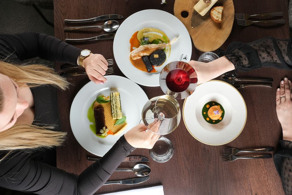 Fotografiranje kulinarike in vinske degustacije – profesionalna gostinska fotografija Krško Posavje.