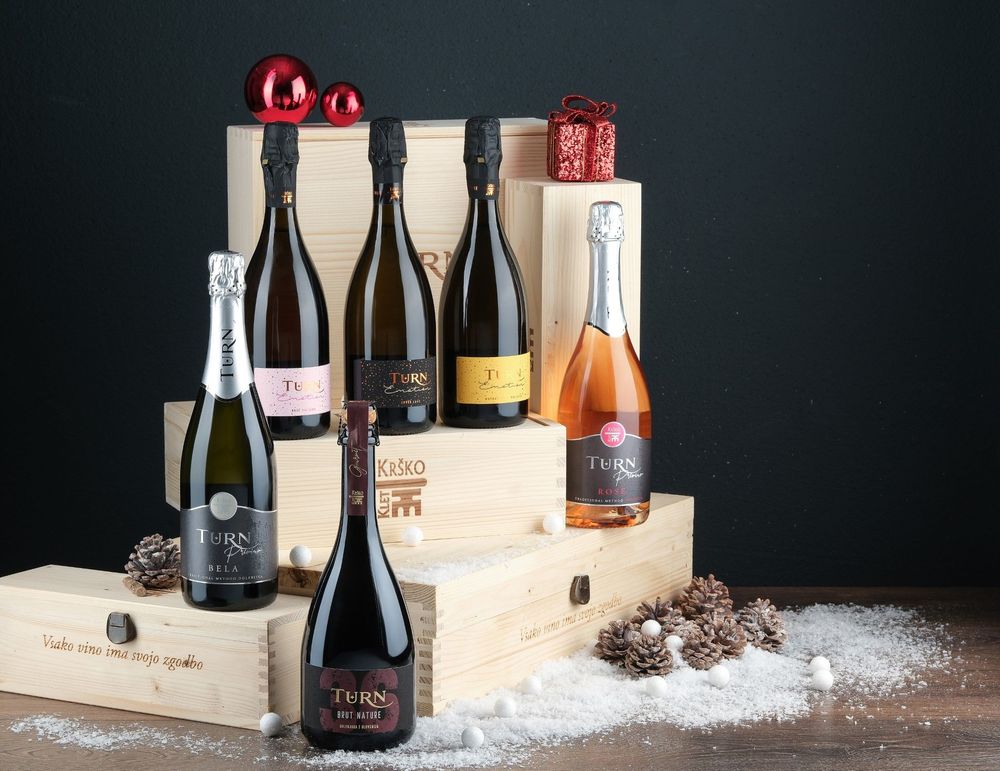 Produktna fotografija vina Turn z darilno embalažo – fotografiranje vin in pijač v Posavju.