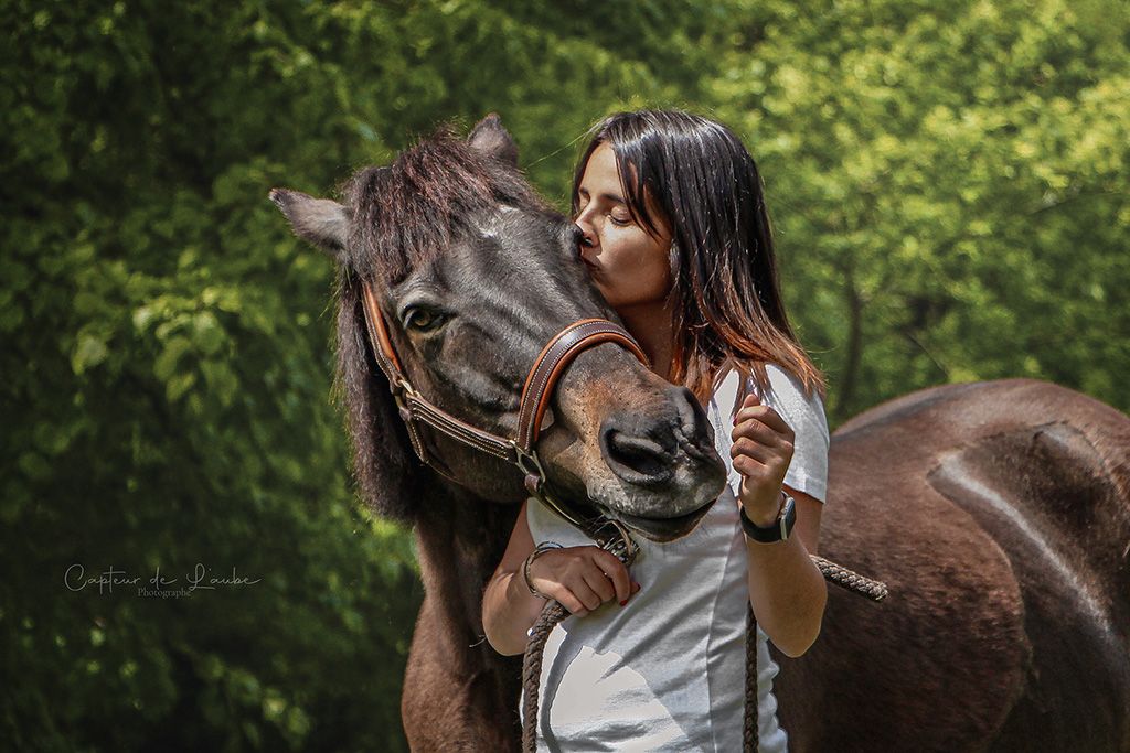 photo shooting cheval cavalière propriétaire bisou émotion amour fierté victoire printemps champ forêt herbe