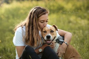photo shooting portrait chien humain bisou couleurs été herbe émotion amour partage
