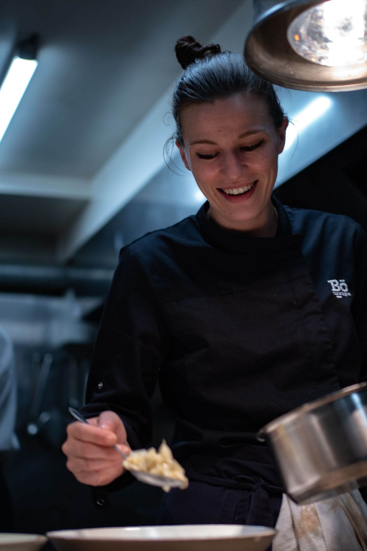 Bordeaux chef in action, captured by Ulvetanna Lens, culinary photography expert
