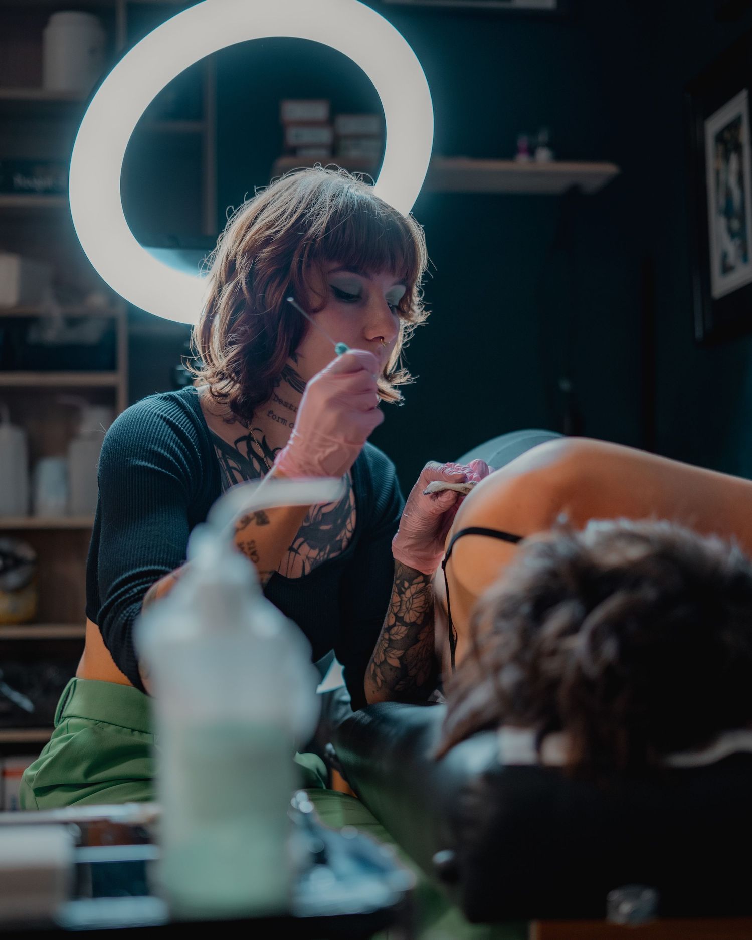 Handpoke tattoo artist captured by Ulvetanna Lens, Bordeaux artistic photographer