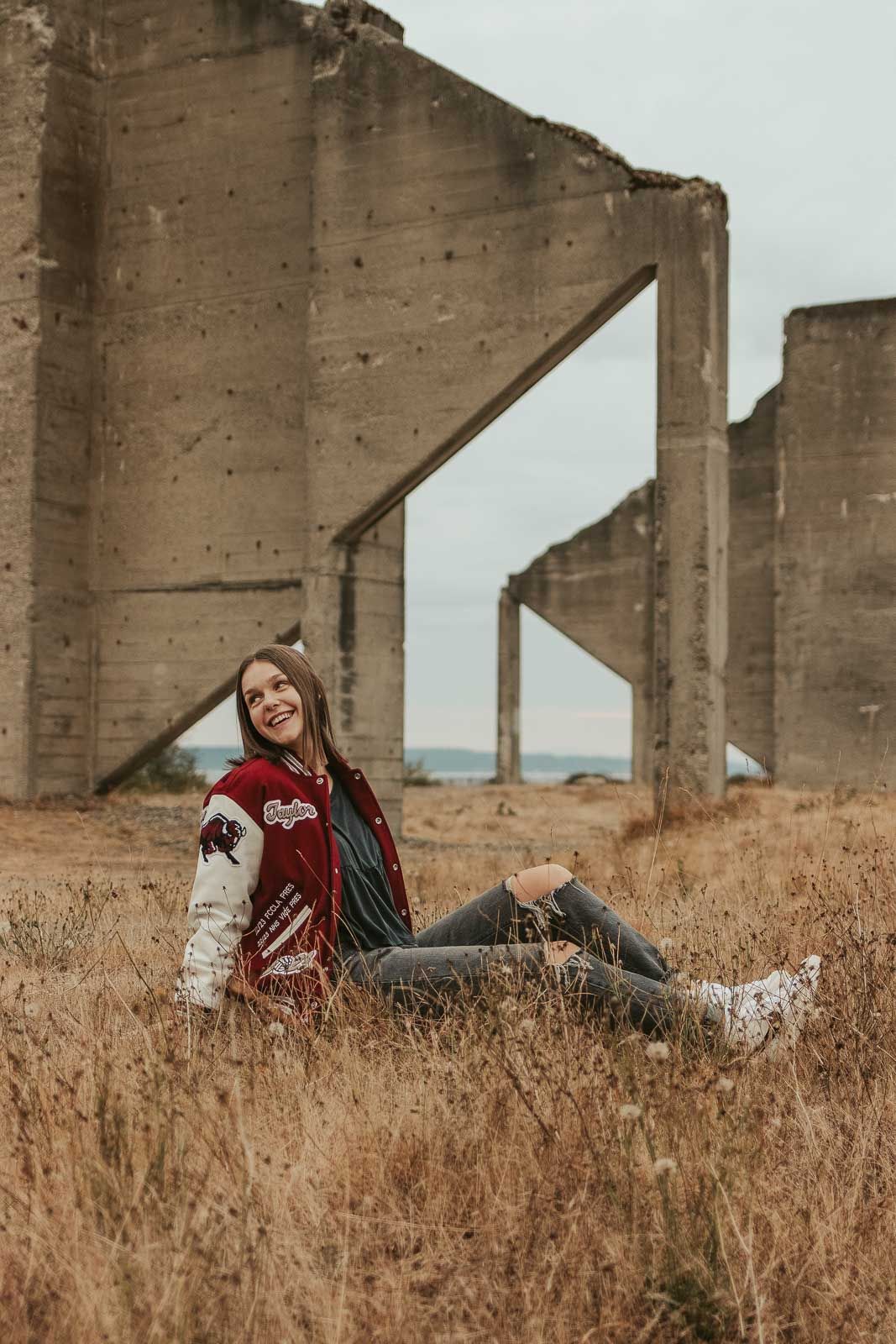 young-senior-girl-smiling-and-posing-by-herself-during-a-mini-session-in-spokane