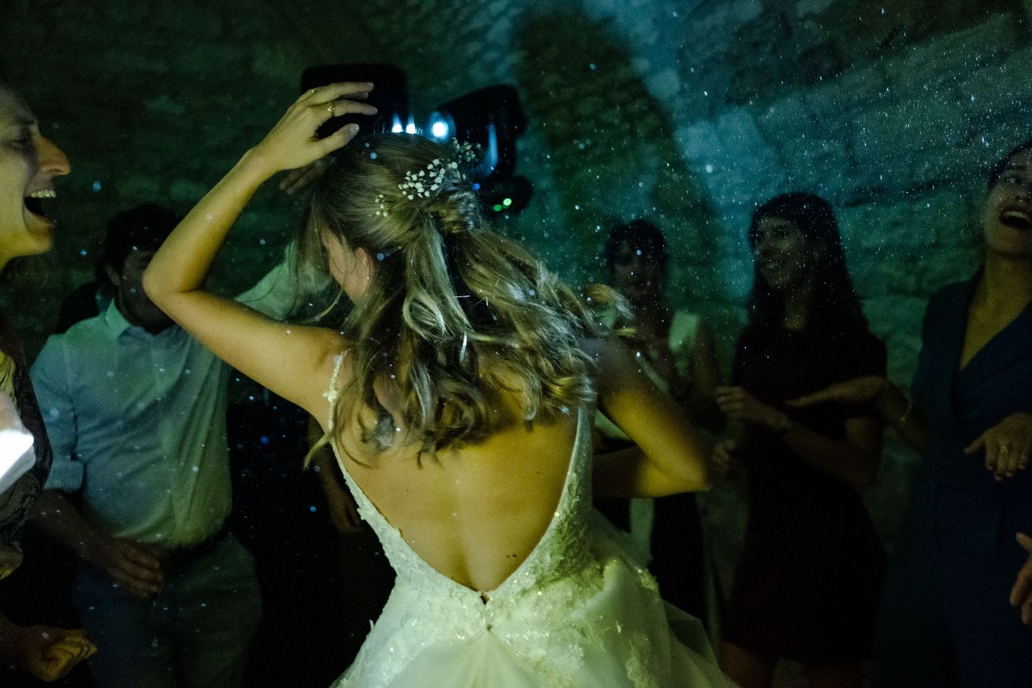 Photographes de mariage à Nîmes, Montpellier, Avignon, formule des préparatifs aux premières danses et ouverture de balr
