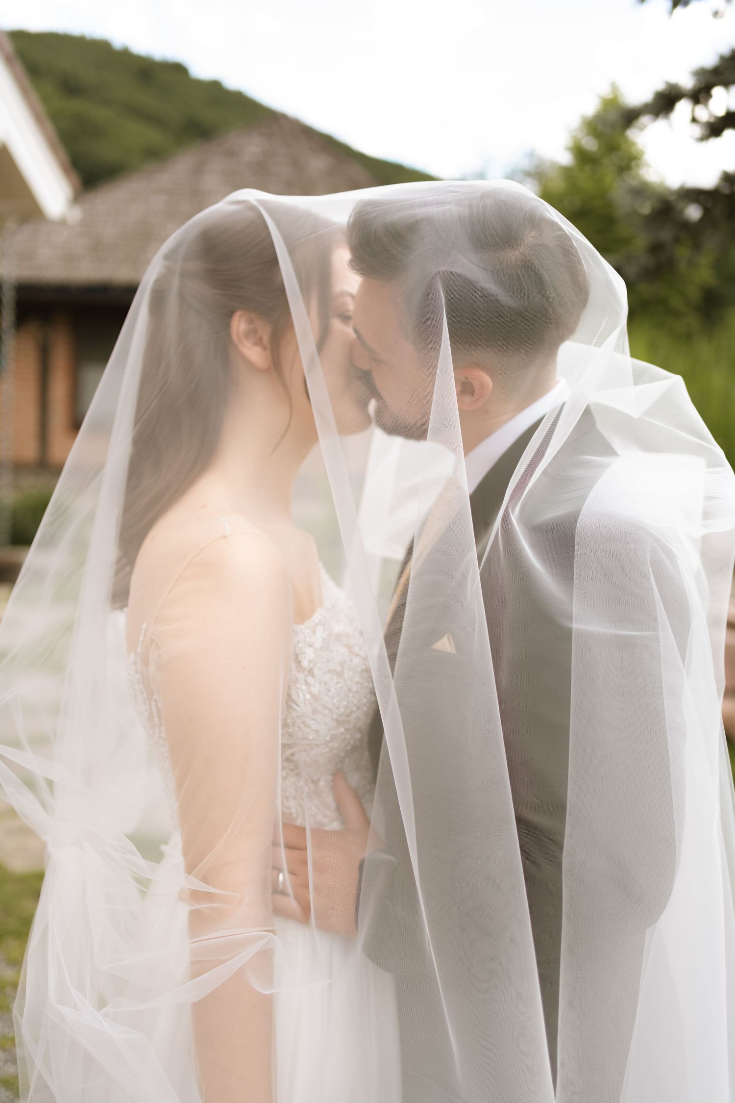 Fotografie de cuplu romantica in Sibiu, in ziua nuntii la apus, la localul Domeniul Orlandea