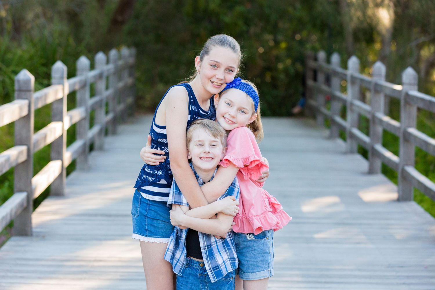 sibiling love lake eden bridge cuddles north lakes photographer