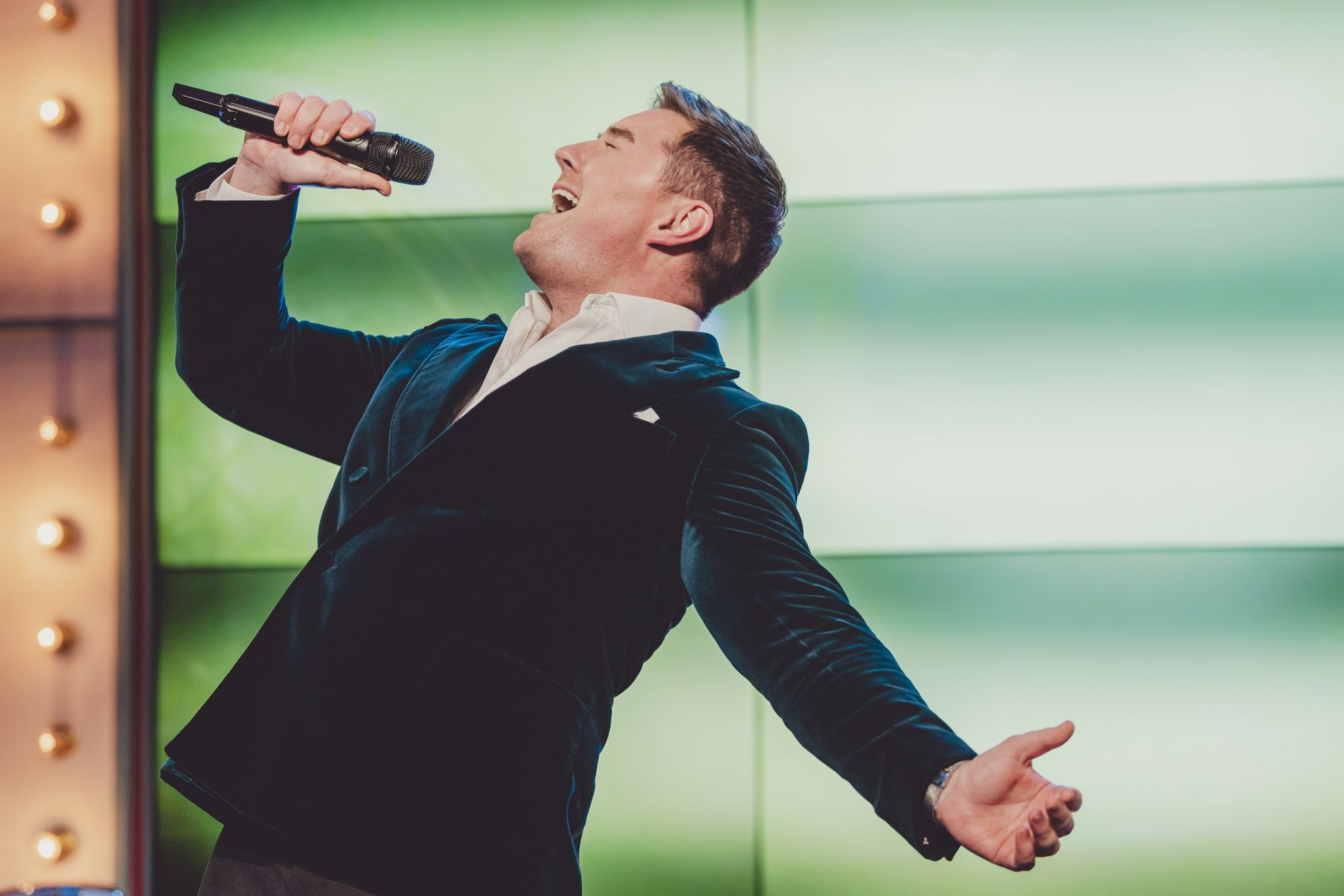 Iestyn Arwel, singing, Noson Gomedi Dathlu 40 S4C