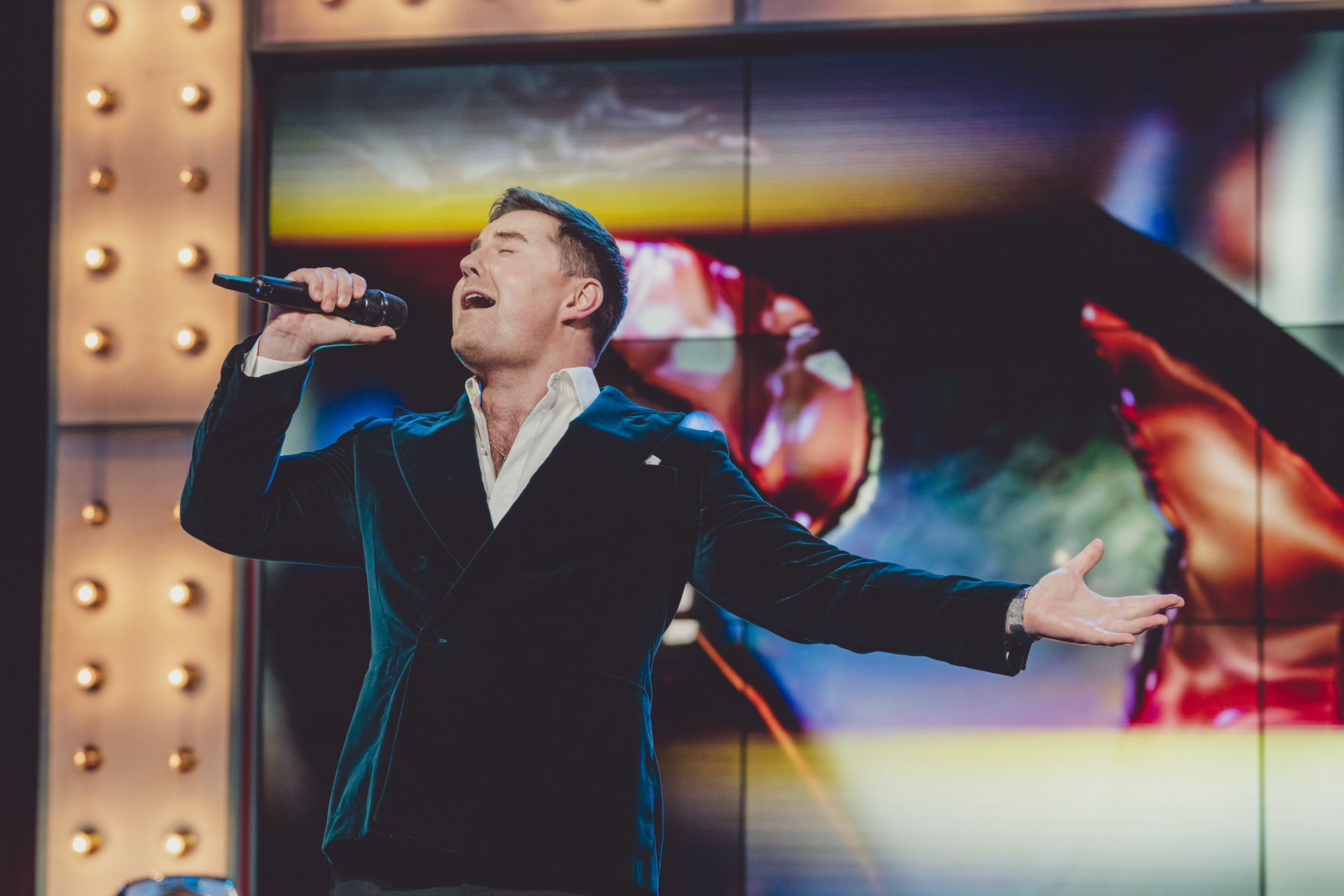 Iestyn Arwel, singing, Noson Gomedi Dathlu 40 S4C