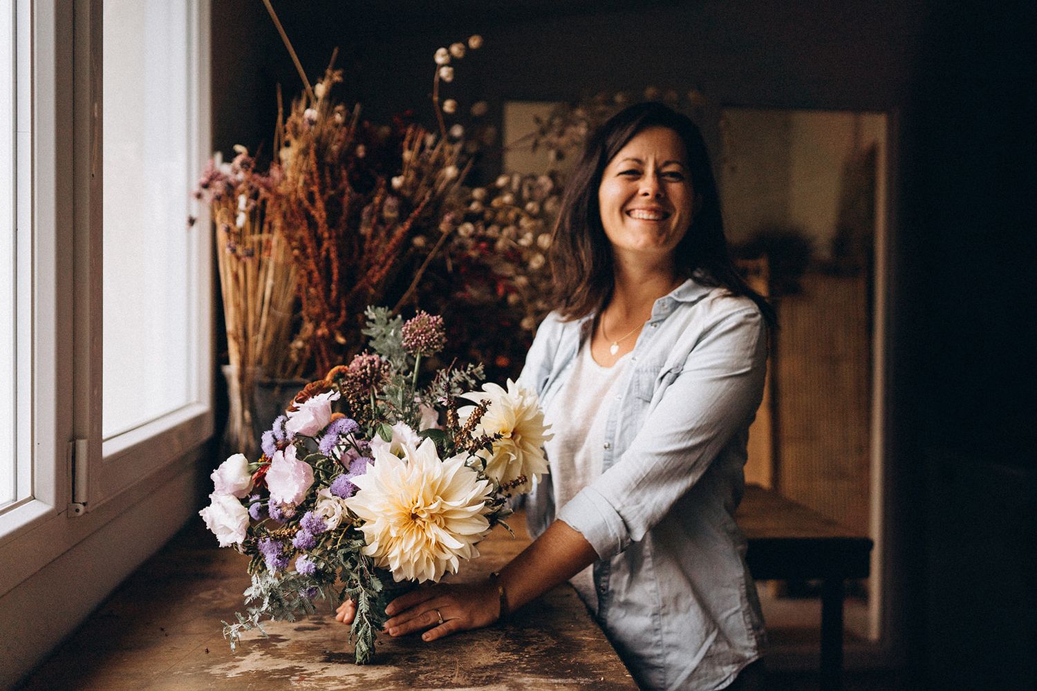Fleuriste éco-responsable dans son atelier