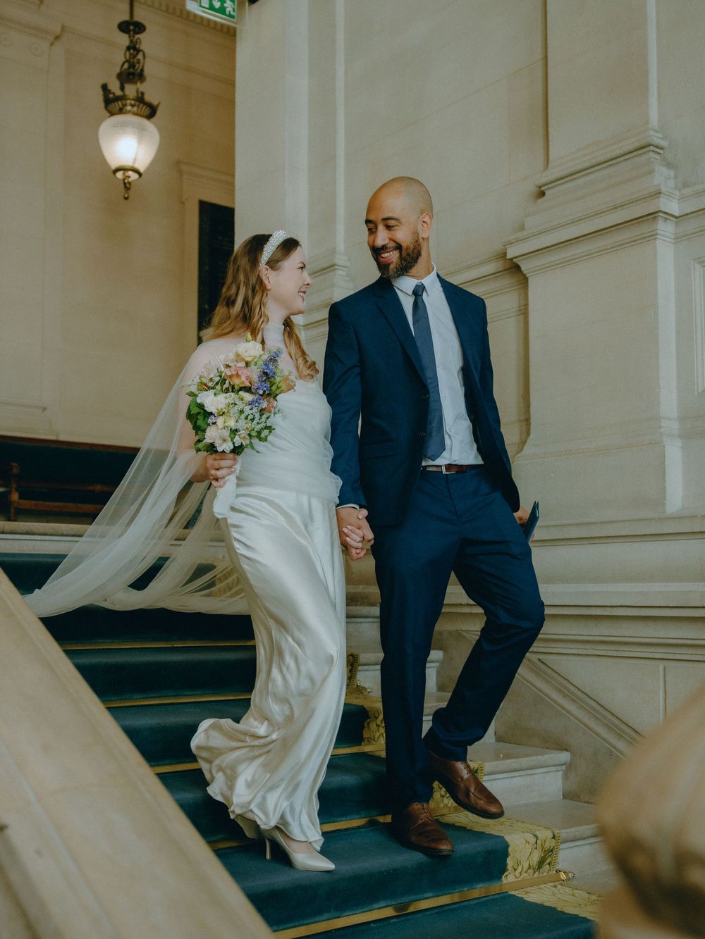 Découvrez le mariage élégant de Laura et Leandro au Château de l'Hermitage à Ennery, immortalisé par Julie Fox, photographe de mariage