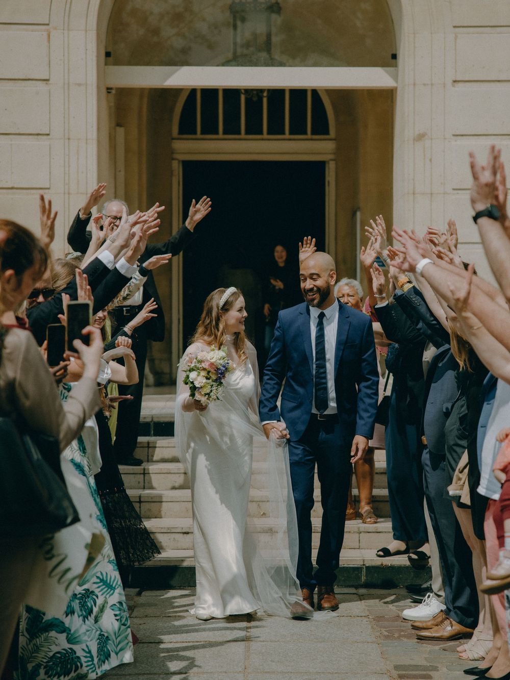 Découvrez le mariage élégant de Laura et Leandro au Château de l'Hermitage à Ennery, immortalisé par Julie Fox, photographe de mariage