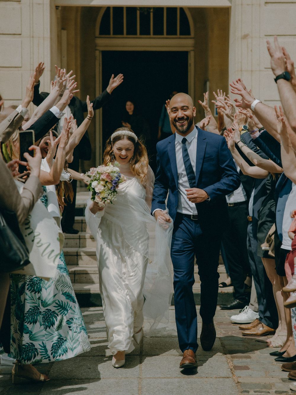 Découvrez le mariage élégant de Laura et Leandro au Château de l'Hermitage à Ennery, immortalisé par Julie Fox, photographe de mariage