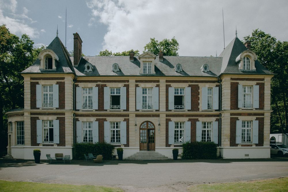 Découvrez le mariage élégant de Laura et Leandro au Château de l'Hermitage à Ennery, immortalisé par Julie Fox, photographe de mariage