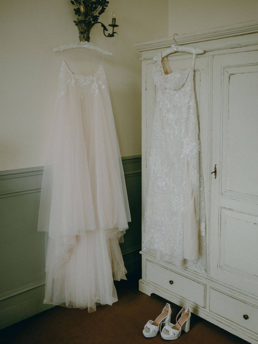 Découvrez le mariage élégant de Laura et Leandro au Château de l'Hermitage à Ennery, immortalisé par Julie Fox, photographe de mariage