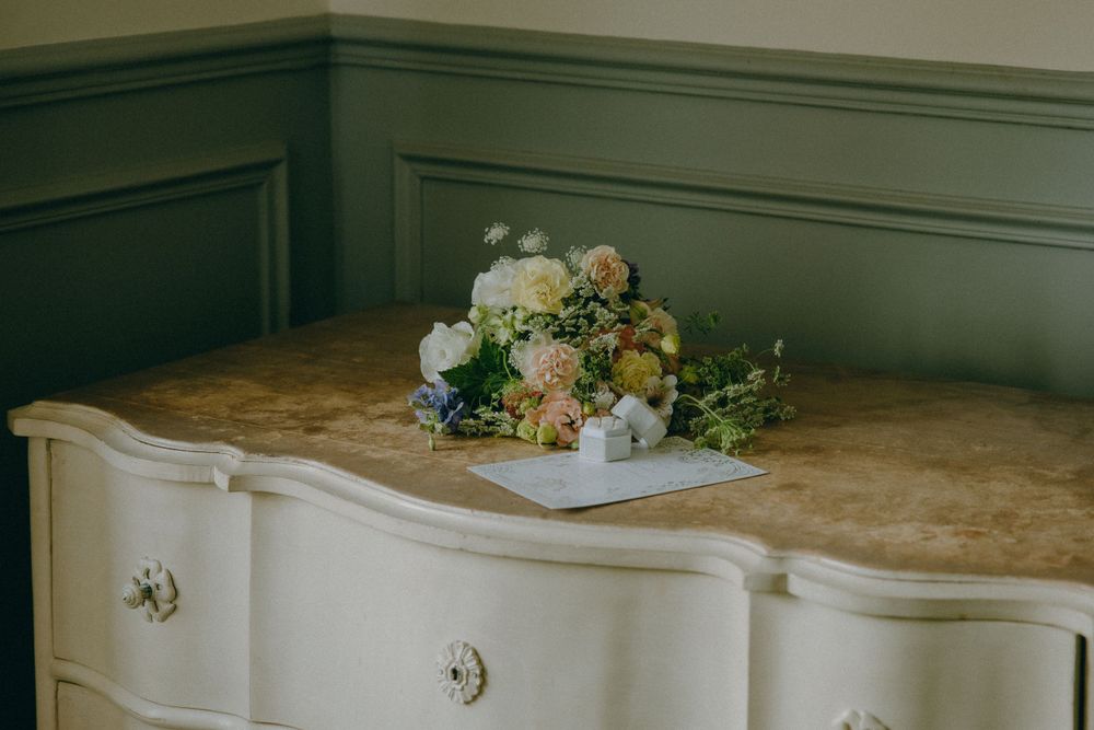 Découvrez le mariage élégant de Laura et Leandro au Château de l'Hermitage à Ennery, immortalisé par Julie Fox, photographe de mariage