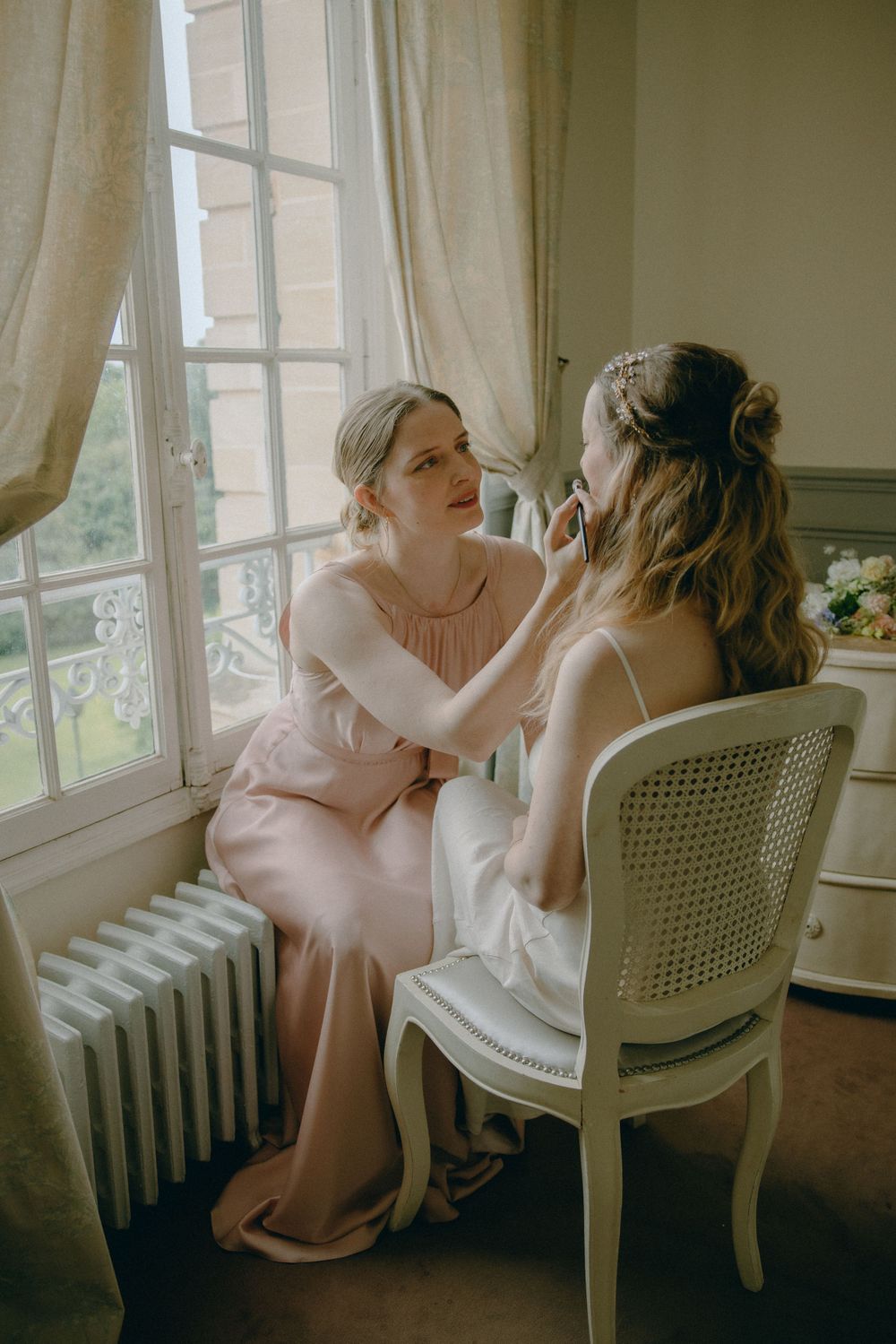 Découvrez le mariage élégant de Laura et Leandro au Château de l'Hermitage à Ennery, immortalisé par Julie Fox, photographe de mariage