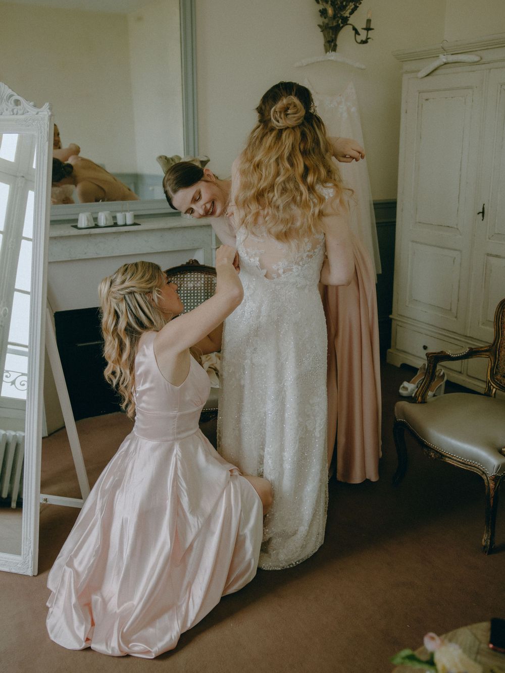 Découvrez le mariage élégant de Laura et Leandro au Château de l'Hermitage à Ennery, immortalisé par Julie Fox, photographe de mariage