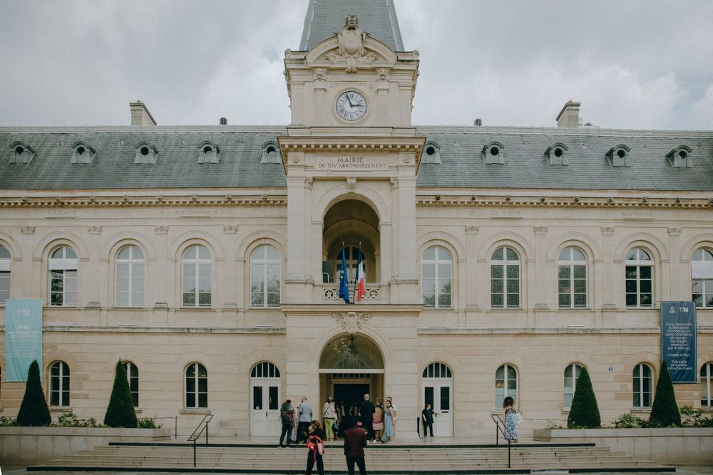Découvrez le mariage élégant de Laura et Leandro au Château de l'Hermitage à Ennery, immortalisé par Julie Fox, photographe de mariage