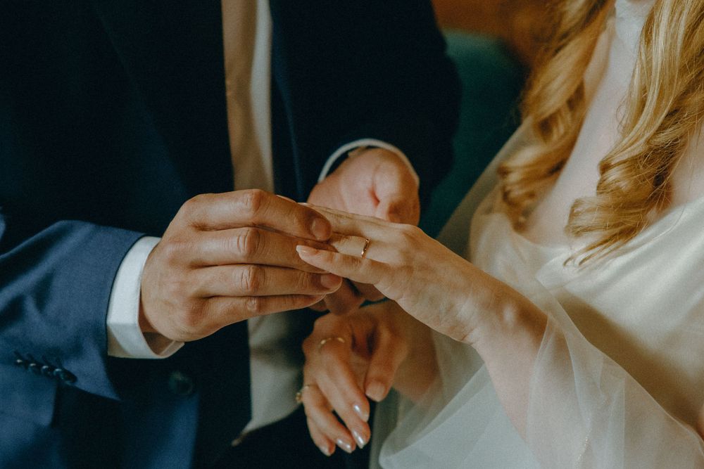 Découvrez le mariage élégant de Laura et Leandro au Château de l'Hermitage à Ennery, immortalisé par Julie Fox, photographe de mariage