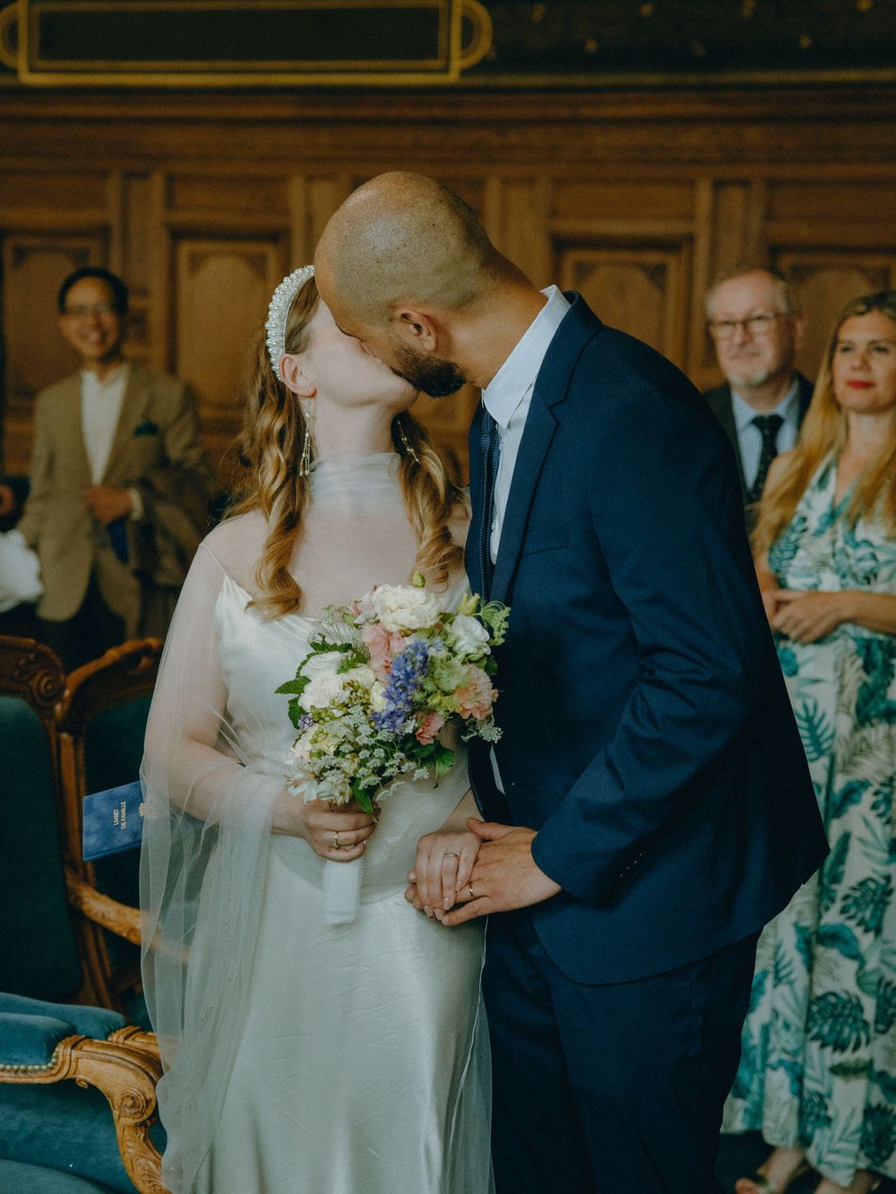 Découvrez le mariage élégant de Laura et Leandro au Château de l'Hermitage à Ennery, immortalisé par Julie Fox, photographe de mariage