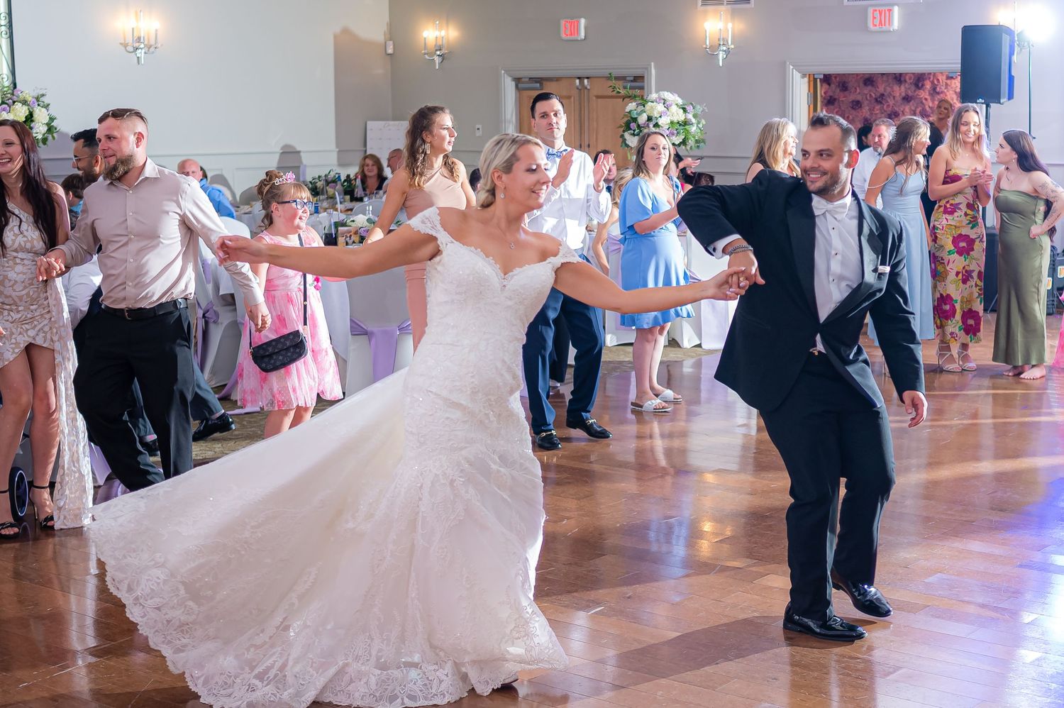 DANCING NEWLY MARRIED  COUPLE AT A WEDDING WITH AMAZING LIGHT