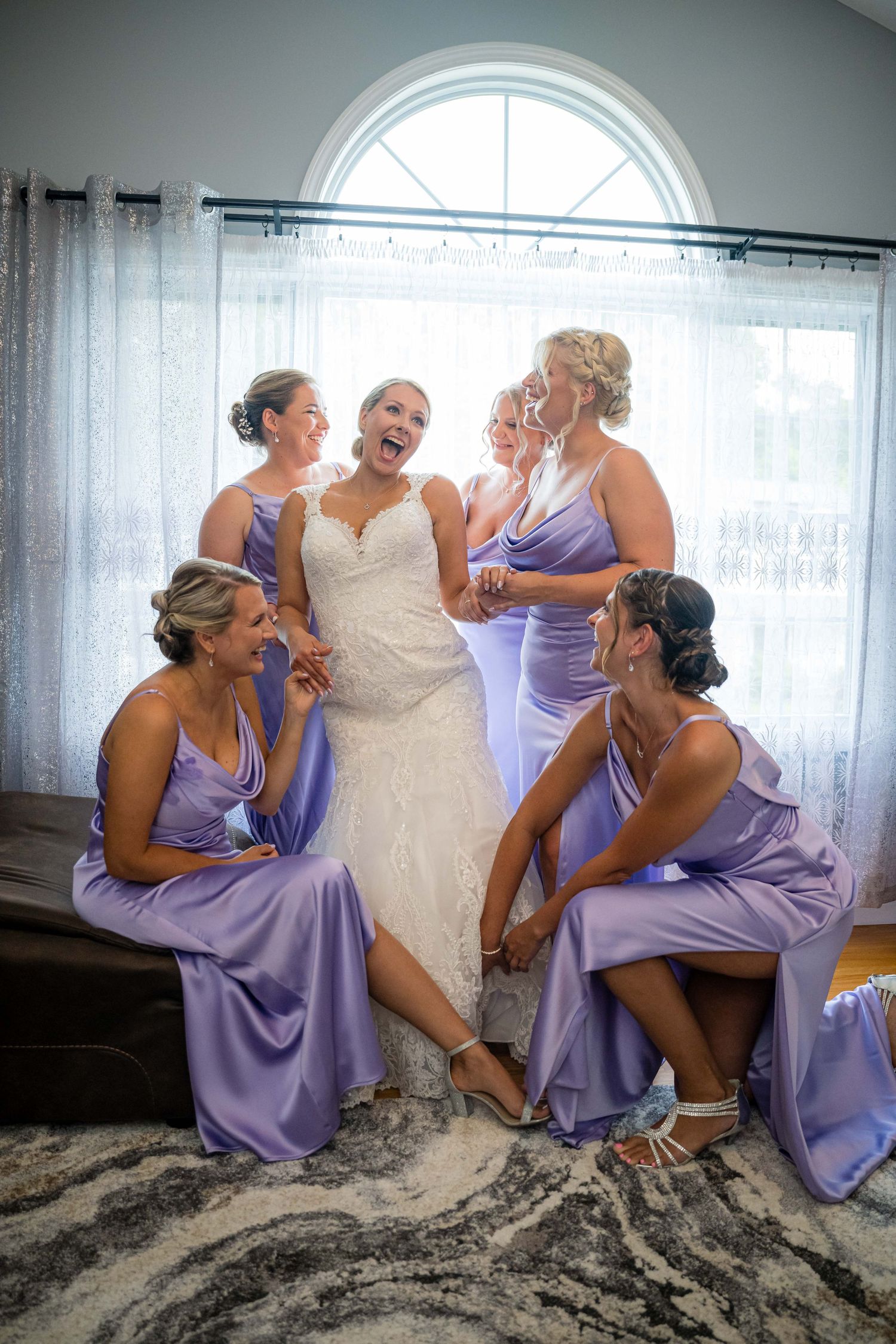 BRIDE AND HER CLOSEST FRIENDS WITH HER SISTER HAVING FUN AT GETTING READY PORTRAIT SESSION.