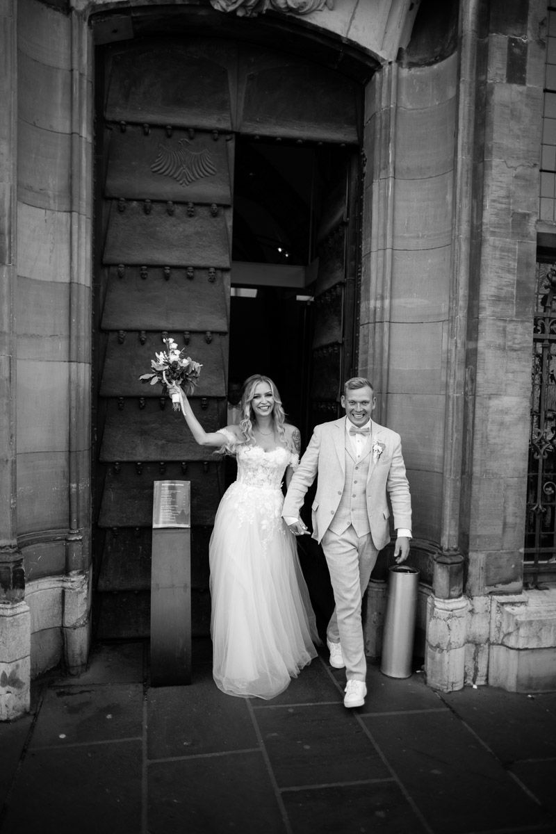 Professioneller Hochzeitsfotograf in Köln, der emotionale Momente und kreative Details eurer Hochzeit einfängt