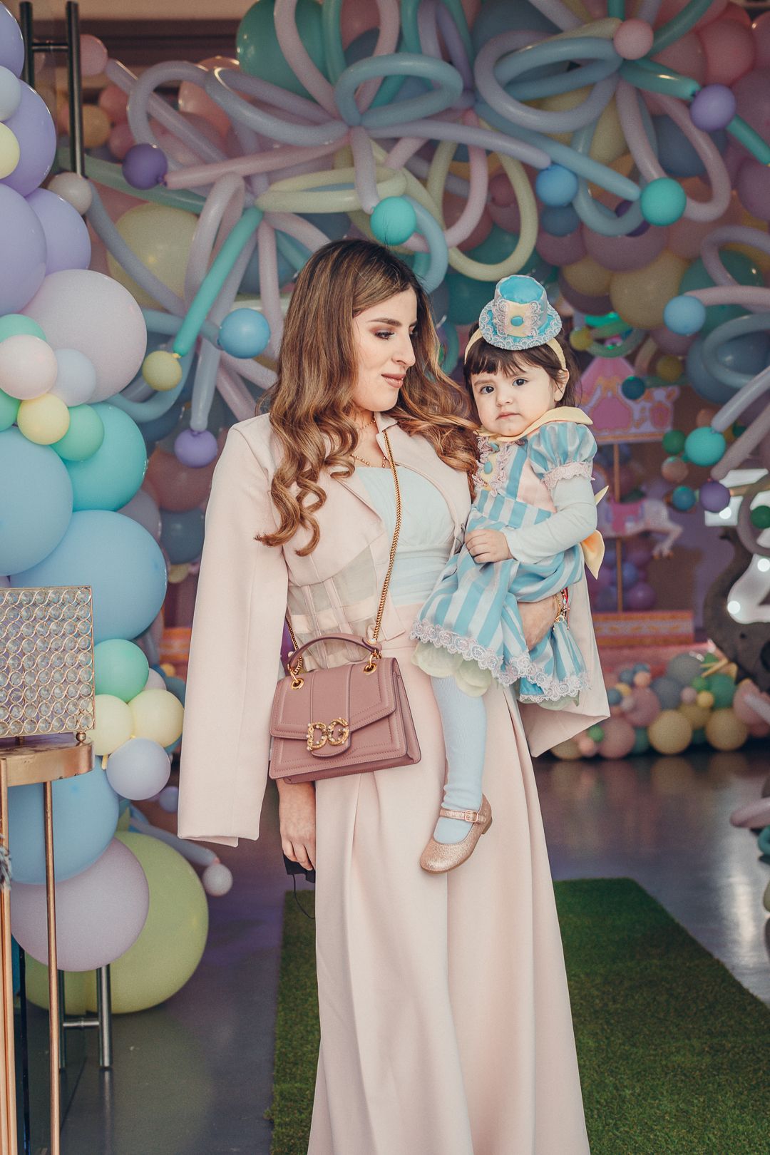 Mamá abrazando a su hija en su fiesta de cumpleaños