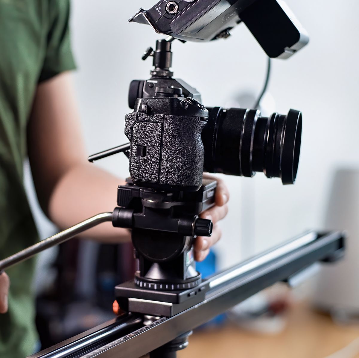 Profesionalna video produkcija v Krškem – snemanje promocijskih in predstavitvenih videov v studiu Foto Colarič.