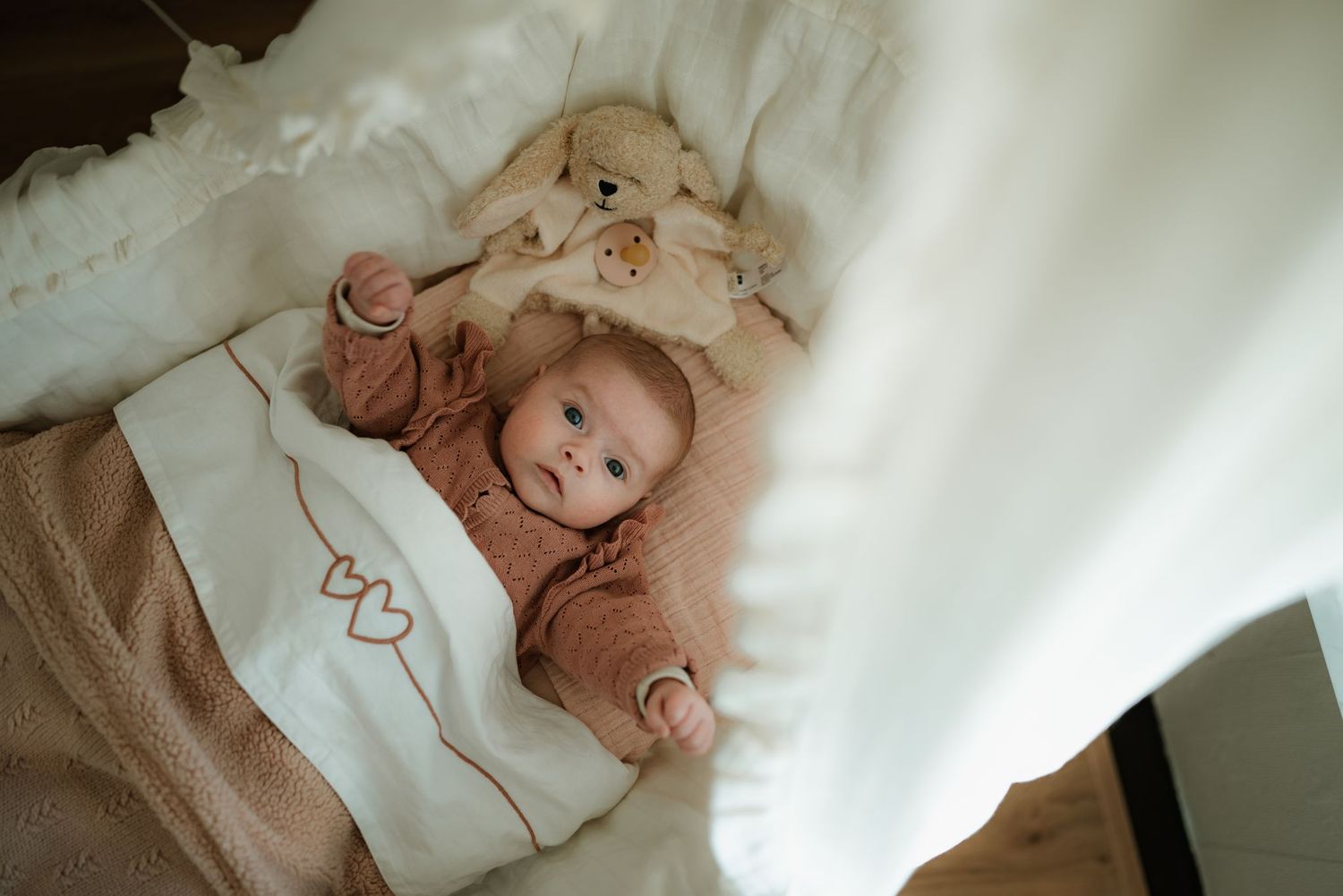 pasgeboren baby houdt hand van moeder vast
