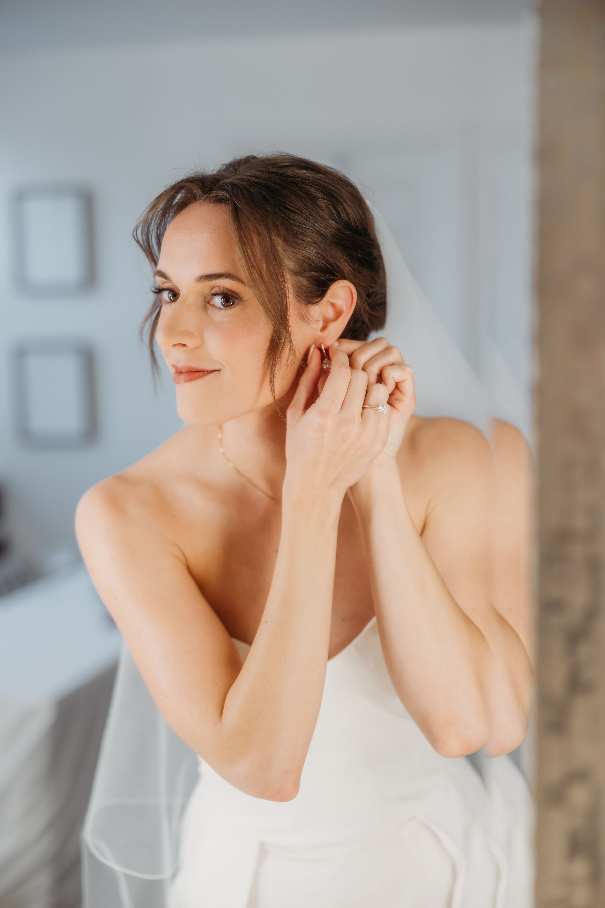 Bride getting ready in Cincinnati. Cincinnati Wedding photographer. NKY wedding photographer. Chicago Wedding Photographer.