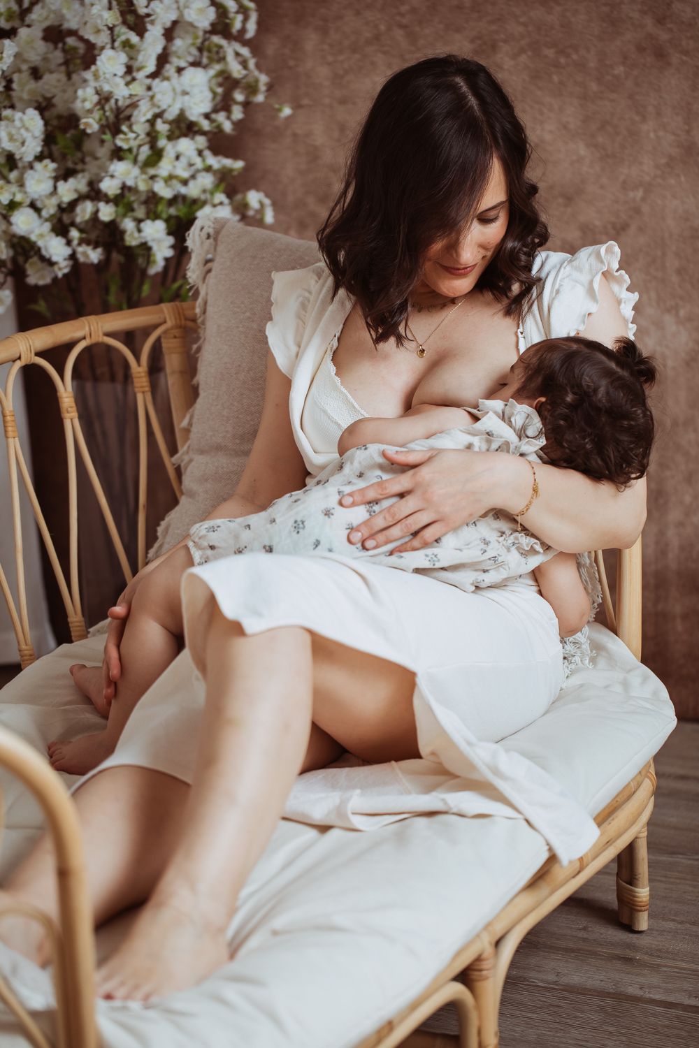 Intimate lifestyle photography session in natural light with white floral details.