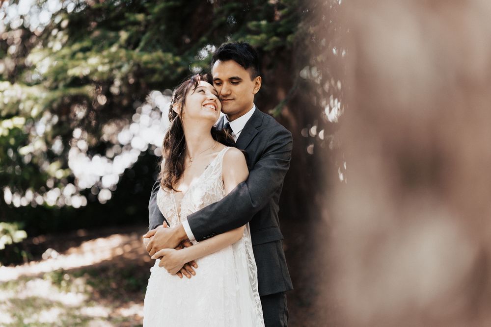 Romantisches Hochzeitspaar bei einem Fotoshooting im Park – authentische Hochzeitsfotos voller Emotionen.