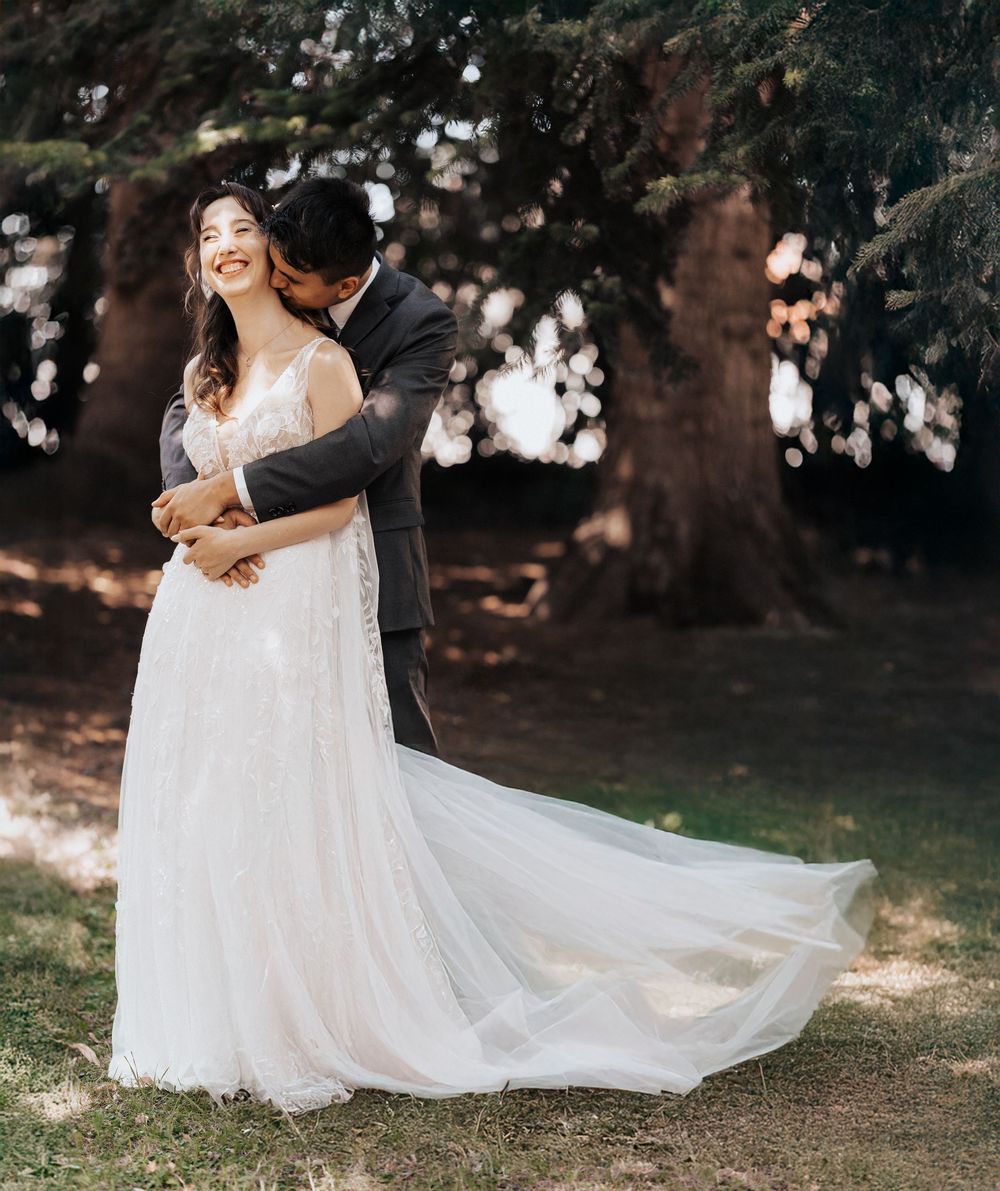 Hochzeitspaar posiert verliebt im grünen Park – natürliche Hochzeitsfotografie in Karlsruhe.