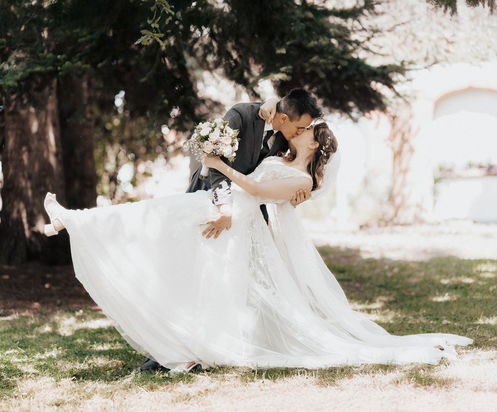 Braut und Bräutigam genießen ihren besonderen Moment im Park – moderne und natürliche Hochzeitsfotografie.