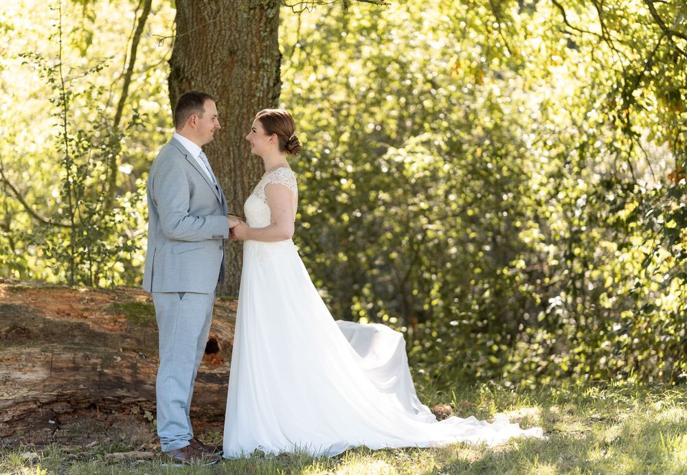 Hochzeitspaar posiert romantisch im Wald – natürliche und emotionale Hochzeitsfotografie in Karlsruhe.