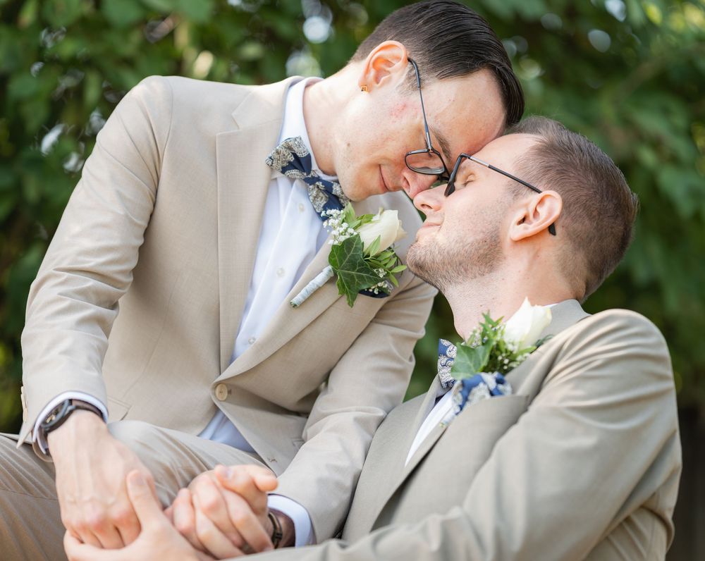 Zwei Bräutigame Stirn an Stirn beim Paarshooting, gleichgeschlechtliche Hochzeit Karlsruhe
