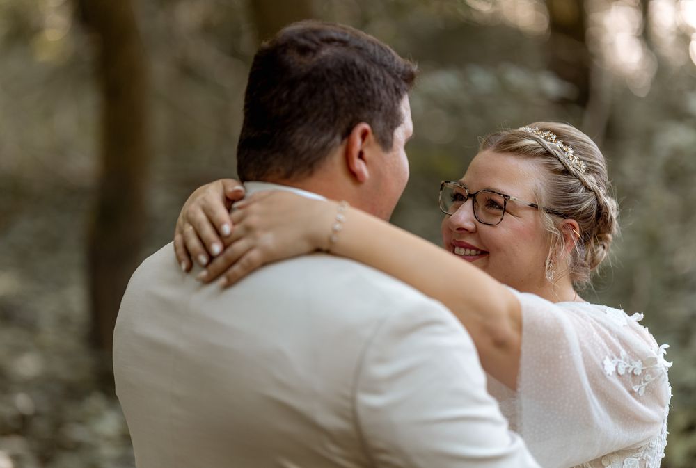 Hochzeitspaar posiert nach der Trauung beim Paarshooting – natürliche und emotionale Hochzeitsfotografie in Karlsruhe.
