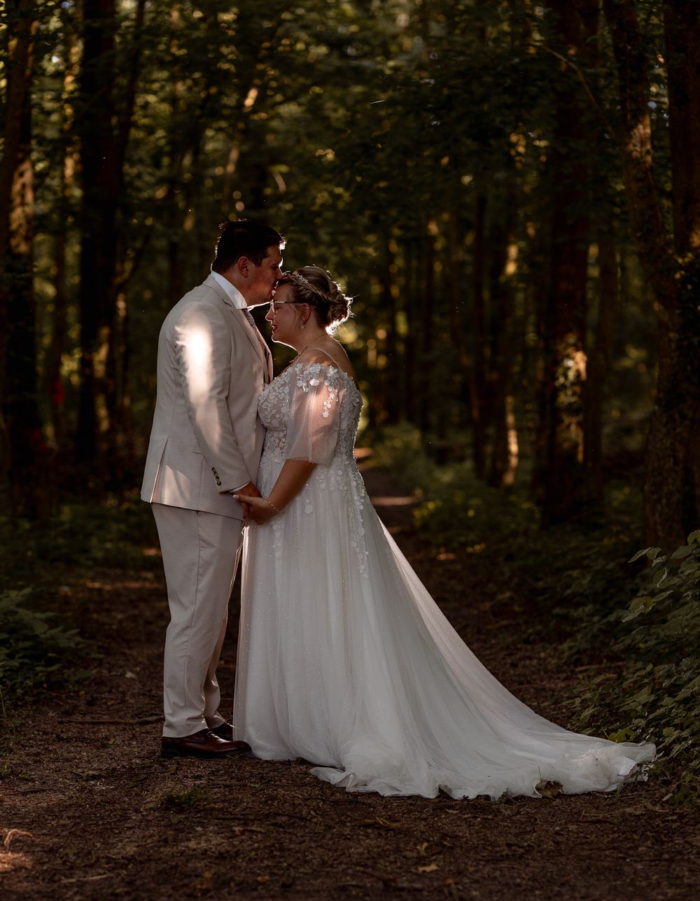 Braut und Bräutigam genießen ihren besonderen Moment im Park – moderne und natürliche Hochzeitsfotografie.